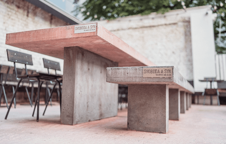 Betonový nábytek značky SVOBODA A SYN: Betonová lavice a podlouhlý betonový stůl vyráběný na míru pro restaruraci