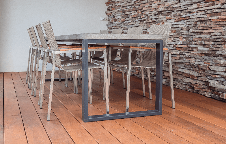 Betonová deska stolu: Na míru vyrobený stůl z betonu a oceli