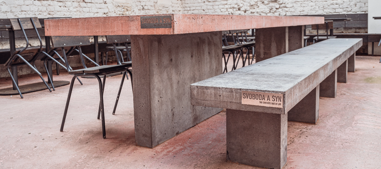 Betonový nábytek pro restauraci Prostor - Realizace rozměrného betonového stolu a lavice z betonu pro restauraci Prostor Pub&Garden