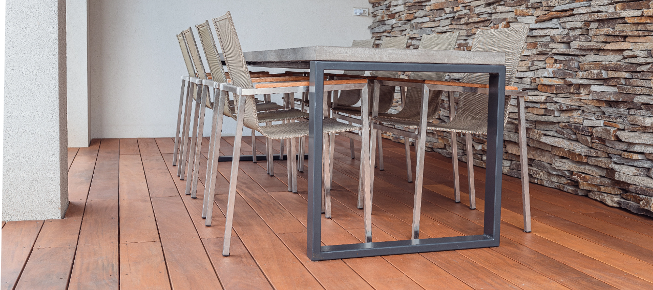 Minimalistický betonový stůl - Elegantní betonová deska stolu v kombinaci s kovem doplňuje unikátní styl vzdušného provedení domu v zemitých barvách.