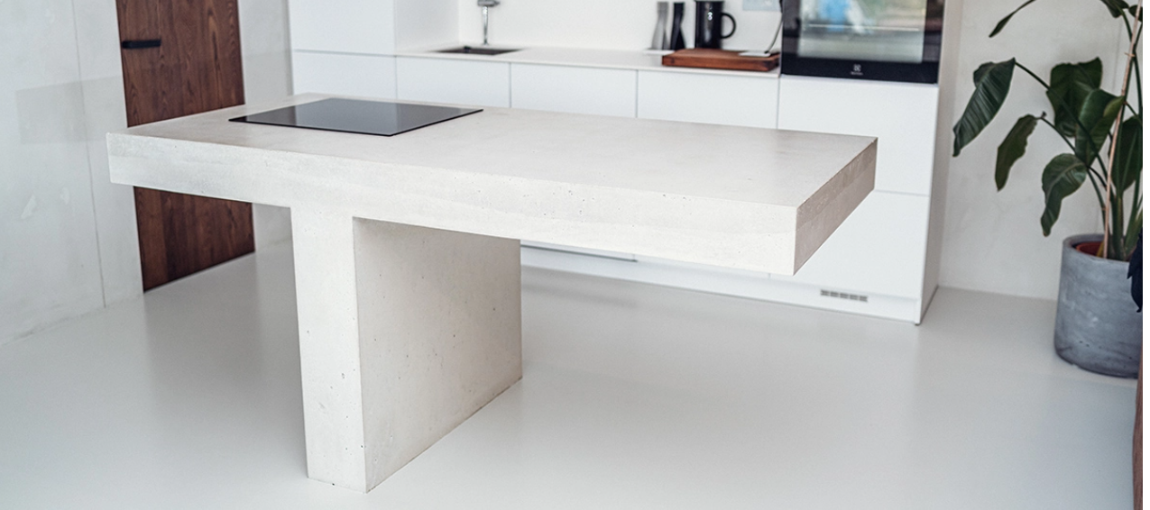 Betonový ostrůvek z bílého betonu v moderní kuchyni je stylovým a zároveň funkčním prvkem.