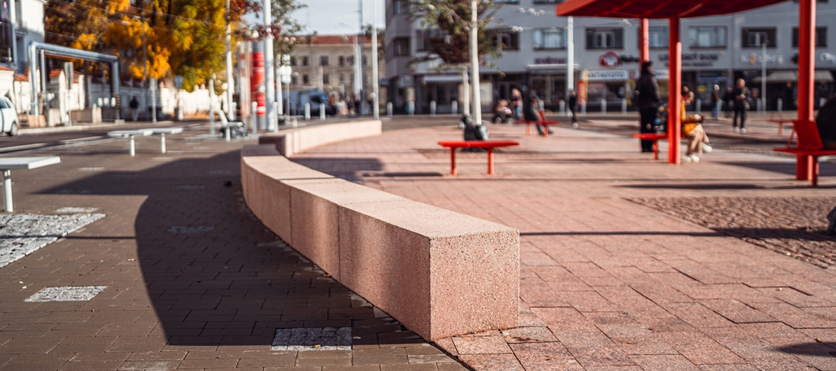 Výroba betonových prvků pro Mendlovo náměstí v Brně jako jsou betonové obrubníky, nástupištní obrubníky, betonové bloky z barveného betonu.