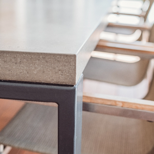 Ukázka betonového nábytku: Betonový stůl do interiéru i exteriéru
