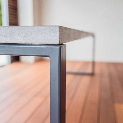 Betonové stoly a desky: Detail betonové desky konferenčního stolku