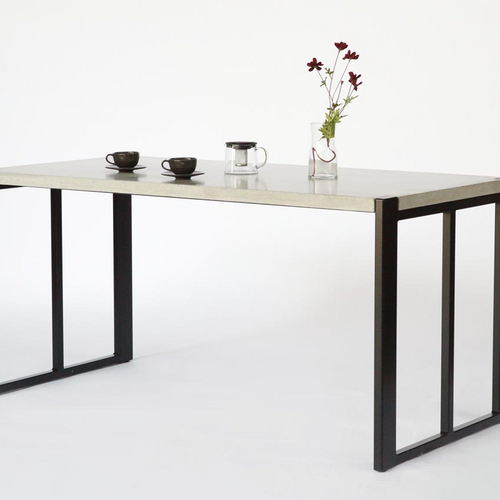 Betonový jídelní stůl: Vizuálně unikátní jídelní stůl do kuchyně, který kombinuje betonovou desku s kovovou konstrukcí.