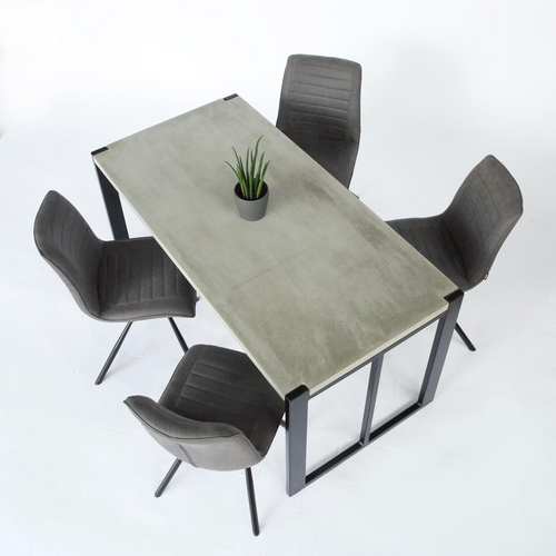 Betonový stůl: Detailní zobrazení unikátního betonového stolu, který je tvořen betonovou deskou a kovovou konstrukcí.