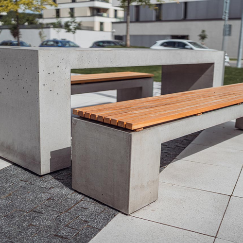 Městský mobiliář z betonu: Odolná a snadno udržitelná betonová sedací souprava může být součástí městského mobiliáře