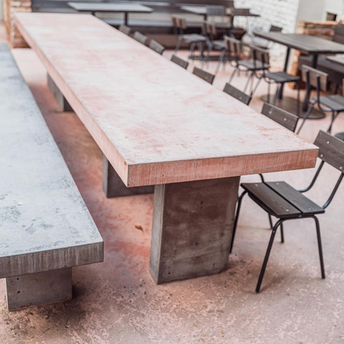 Betonový venkovní nábytek: Betonový stůl a betonová lavice pro restauraci