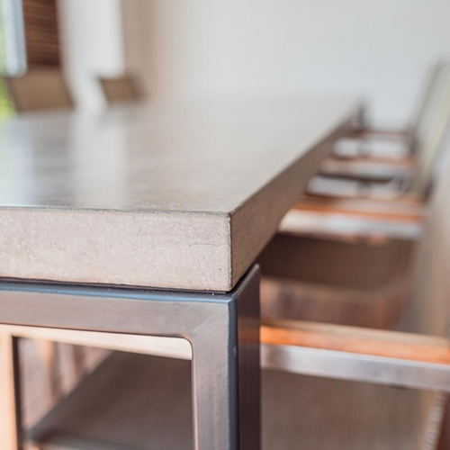 Betonový nábytek: Detailní záběr betonové desky stolu