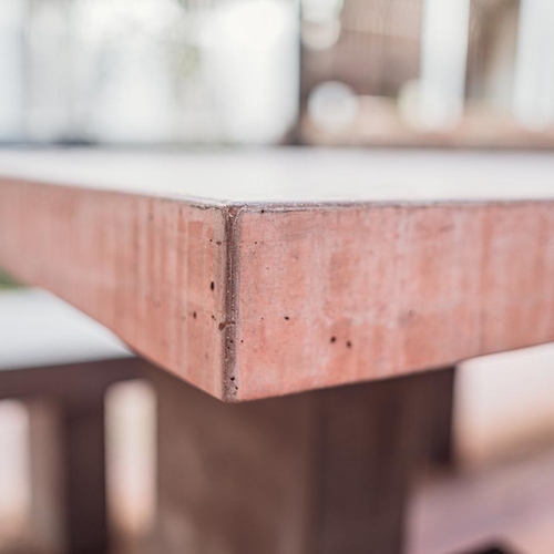 Betonový stůl: Detailní zobrazení betonového stolu vytvářeného na míru