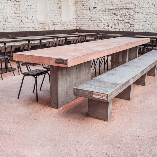 Podlouhlý betonový stůl s betonovou lavicí značky SVOBODA A SYN