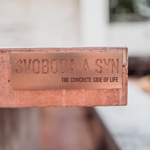 Betonové výrobky značky SVOBODA A SYN - Odolný betonový stůl se snadnou údržbou vytvořený na míru ze speciální betonové směsi