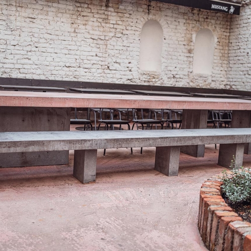 Betonová lavice a stůl: Na zakázku vytvářený betonový stůl a lavicí z betonu