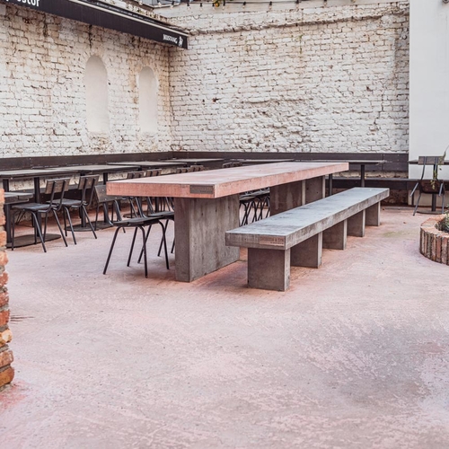 Venkovní stůl a lavice z betonu vyrobené na zakázku do venkovních prostorů restaurace