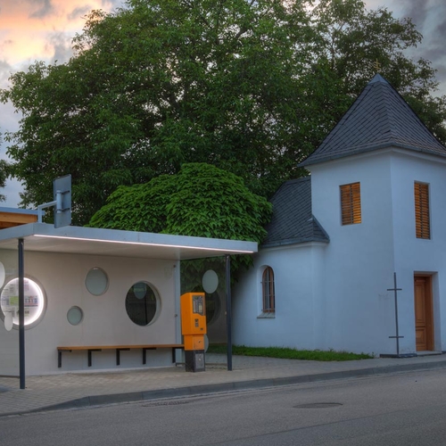 Ukázka venkovního betonového nábytku: Autobusová zastávka z betonu, oceli a skla vyrobená na míru pro obec Česká u Brna