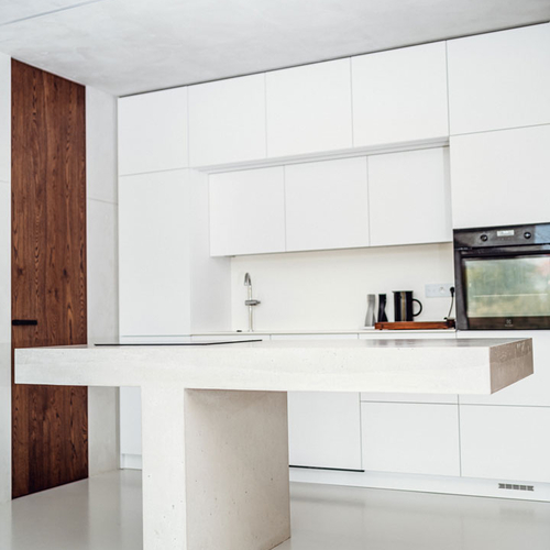 Moderní industriální kuchyně s betonovou odkládací plochou ze směsi bílého betonu.