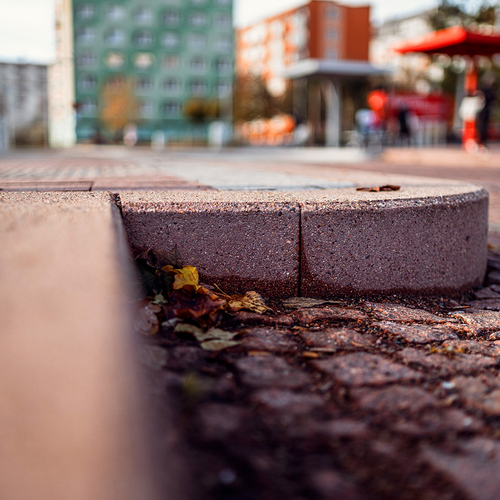 Betonový obrubník ze speciální směsi betonu použitý při rekonstrukci Mendlova náměstí