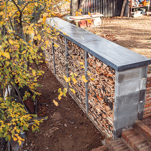 Zahradní betonová lavice: Lavice pro letní posezení vyrobená z černého betonu