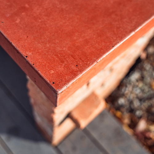 Detailní pohled na betonovou kuchyňskou desku z barevného betonu
