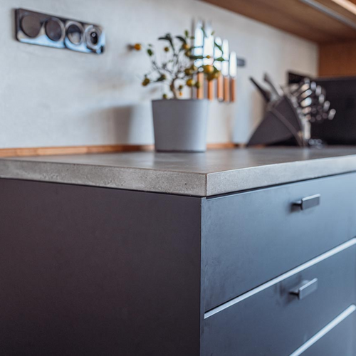 Betonový nábytek do kuchyně: Detail betonové kuchyňské desky vytvářený na míru