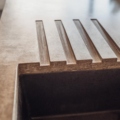 Betonový kuchyňský nábytek: Detail svodu vody do betonového dřezu