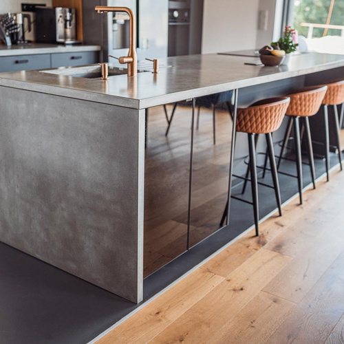 Betonový kuchyňský nábytek: Detail betonové kuchyňské linky na míru